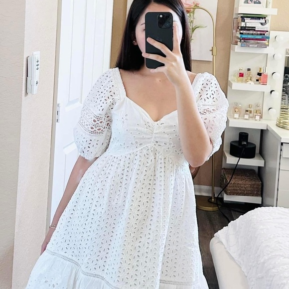 Elegant White Eyelet Dress - Picture 4 of 4